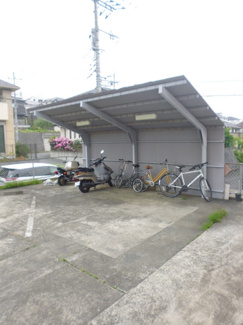 【その他共用部分】 | 屋根付きの駐輪場があるので雨が降っても安心です☆自転車があれば通勤・通学、お買い物にも便利です♪