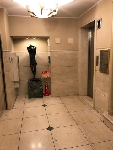 東京風月堂日本橋ビルのエントランス