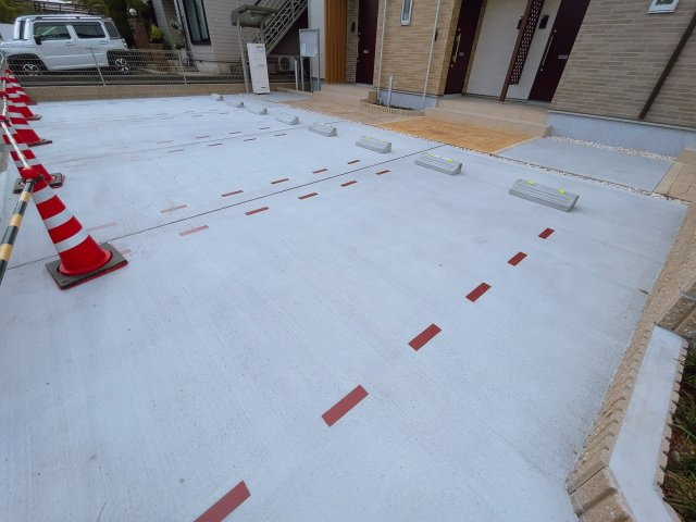 シャトル脇島の駐車場