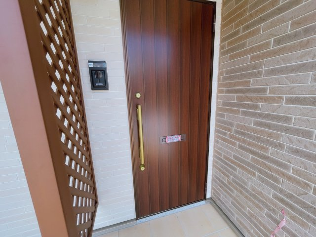 シャトル脇島の玄関