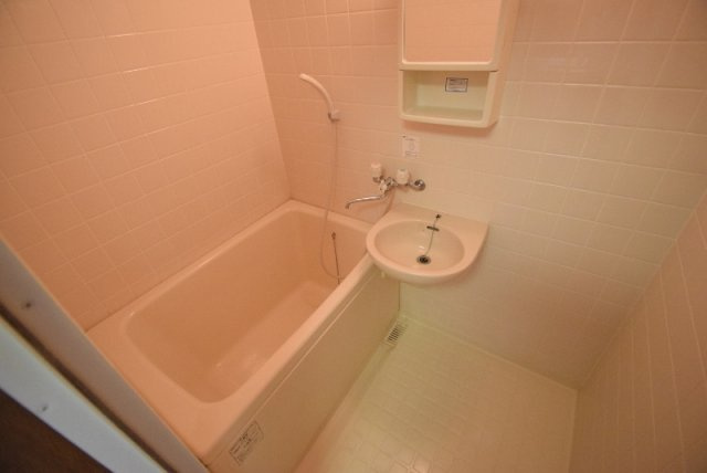 ＧＬＡＮＺ　Ａ　（グランツアー）の浴室|浴室には鏡つきです