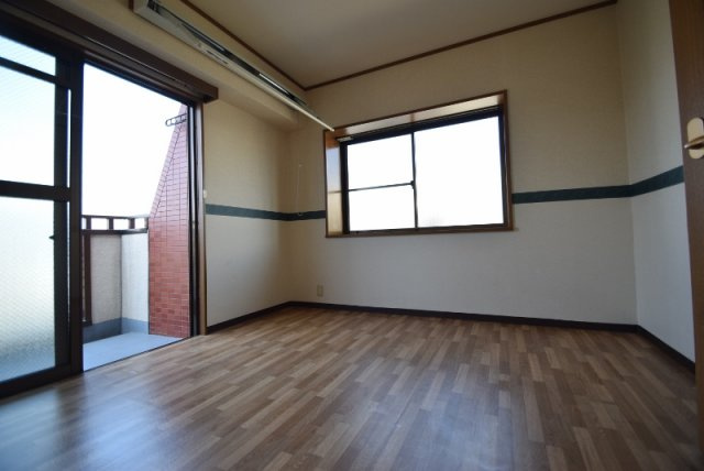 ＧＬＡＮＺ　Ａ　（グランツアー）の寝室|窓が多く気持ちよく風が通ります。