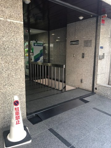 ムツミビルヂングのエントランス