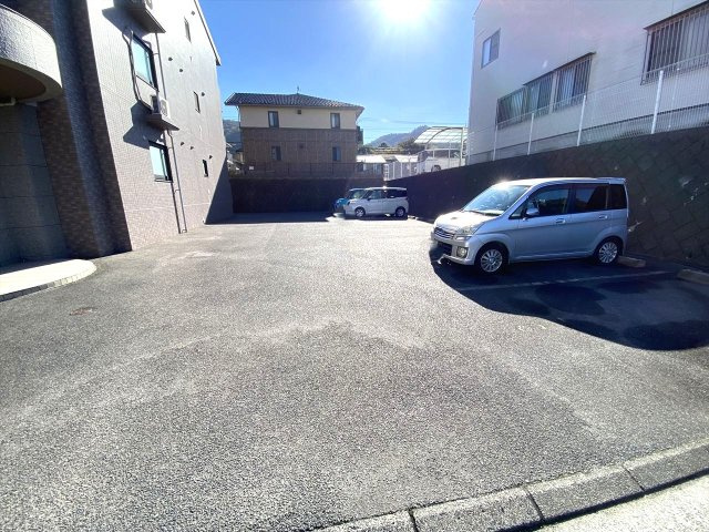 ウィステリアブロッサムの駐車場