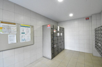 【その他共用部分】 | 宅配ボックスです。
不在時でも荷物が預けられていますので便利です。