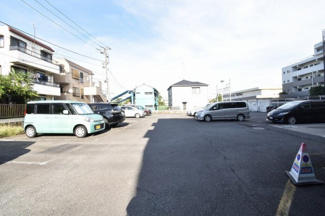 【駐車場】 | 広々とした敷地の平置き駐車場です。