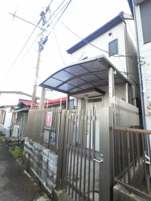 【外観】 | 子安通一丁目中古戸建 | 京急本線「子安」駅徒歩３分、ＪＲ京浜東北線「新子安」駅徒歩１０分。２路線２駅利用可。戸建では中々ない立地です。
