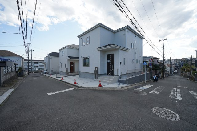保土ヶ谷区法泉１丁目全２棟 新築戸建【成約】の前面道路含む現地写真
