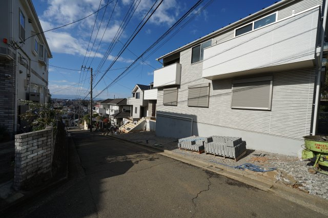 保土ヶ谷区西谷町　全３棟新築戸建て【成約済】の前面道路含む現地写真