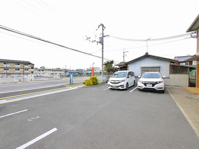ソレイユコートの駐車場|車をお持ちの方に嬉しい駐車場付きの物件です