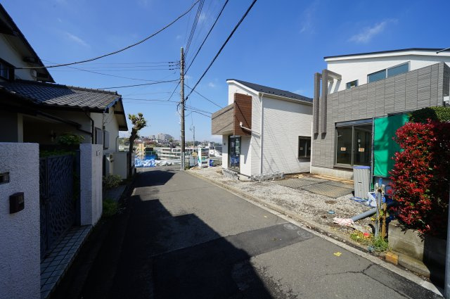 保土ヶ谷区峰岡町２丁目　全３棟新築戸建て【成約】の前面道路含む現地写真