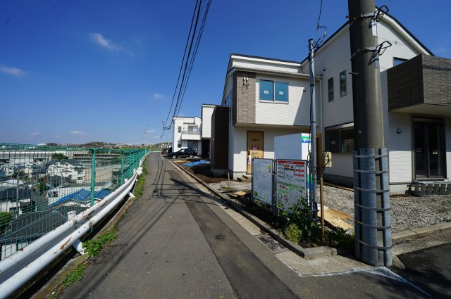 保土ヶ谷区峰岡町２丁目　全３棟新築戸建て【成約】の前面道路含む現地写真