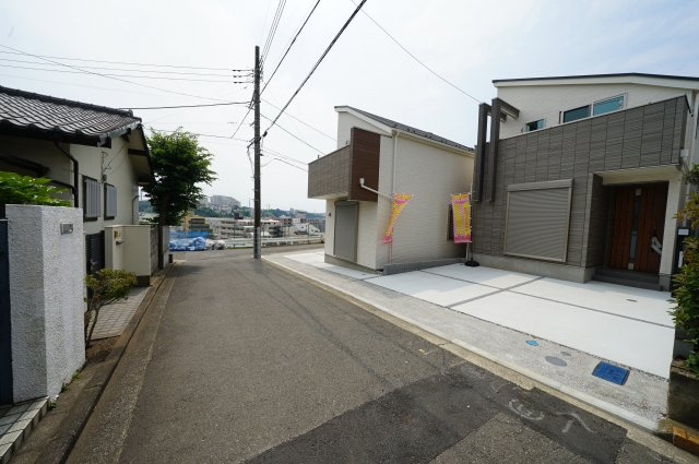 保土ヶ谷区峰岡町２丁目　全３棟新築戸建て【成約】の前面道路含む現地写真|住環境に配慮された人気の第一種低層住居専用地域です。