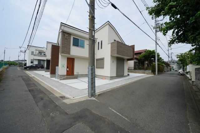 保土ヶ谷区峰岡町２丁目　全３棟新築戸建て【成約】の前面道路含む現地写真|車種にもよりますが、お車2台駐車可能です。
