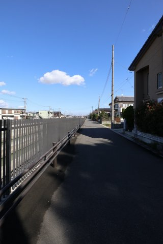 鴻巣市箕田の売地の前面道路含む現地写真|前面道路の写真です。物件は右側です。2019年11月04日 11:30頃撮影。