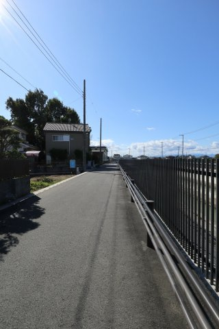 鴻巣市箕田の売地の前面道路含む現地写真|前面道路の写真です。物件は左側です。2019年11月04日 11:30頃撮影。