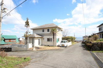 【外観】 | 大津市和邇北浜685-11　中古戸建 | 建物外観、お庭の木が目印です