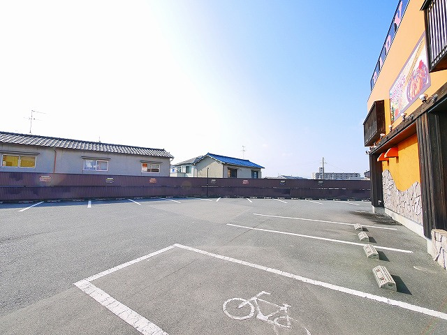 南肘塚町平屋店舗の駐車場