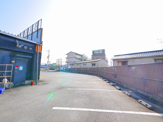 南肘塚町平屋店舗の駐車場