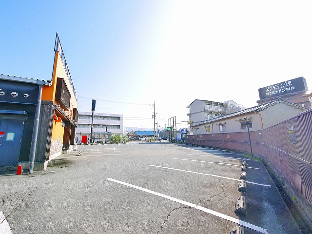南肘塚町平屋店舗の駐車場
