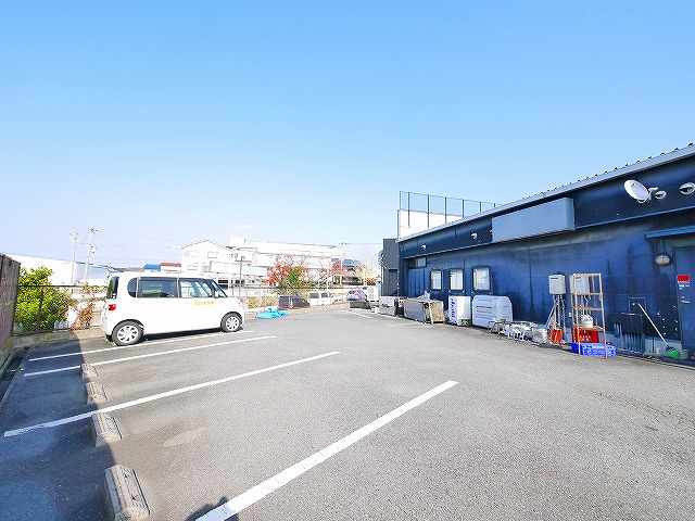 南肘塚町平屋店舗の駐車場