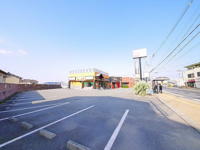 南肘塚町平屋店舗の駐車場