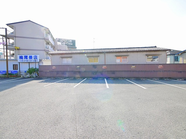 南肘塚町平屋店舗の駐車場