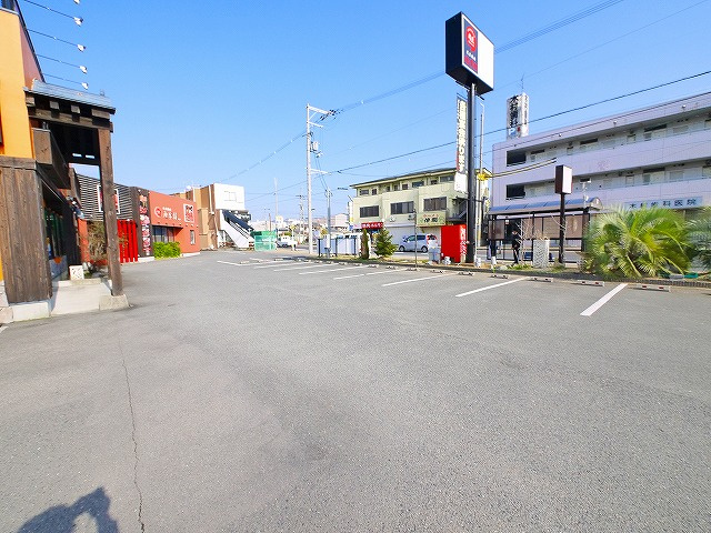 南肘塚町平屋店舗の駐車場