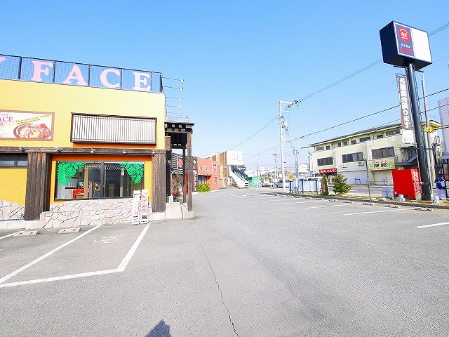 南肘塚町平屋店舗の駐車場