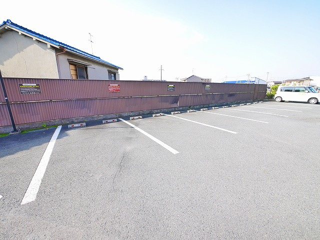 南肘塚町平屋店舗の駐車場