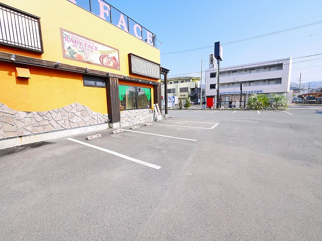 南肘塚町平屋店舗の駐車場