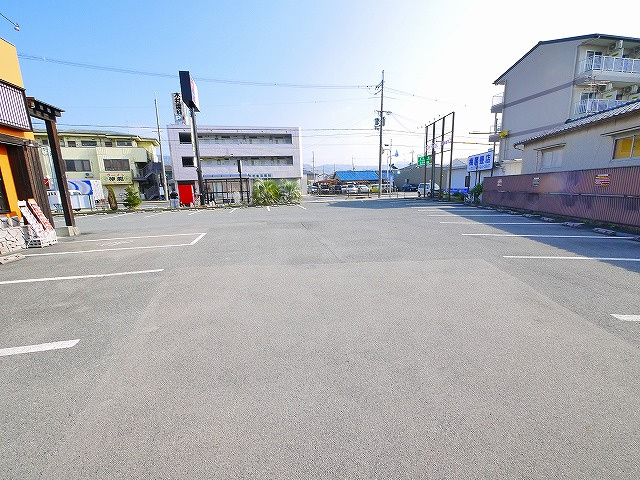 南肘塚町平屋店舗の駐車場