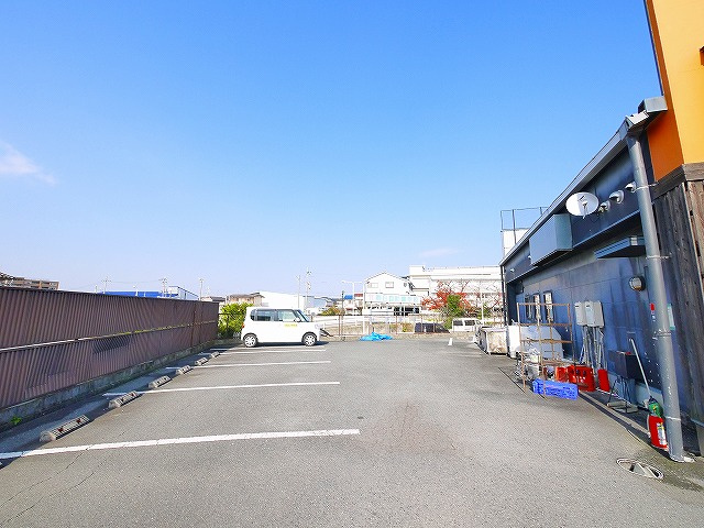 南肘塚町平屋店舗の駐車場