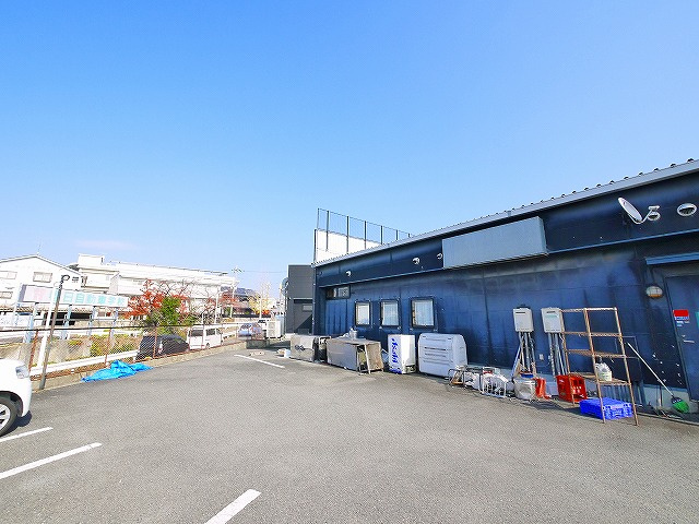 南肘塚町平屋店舗の駐車場