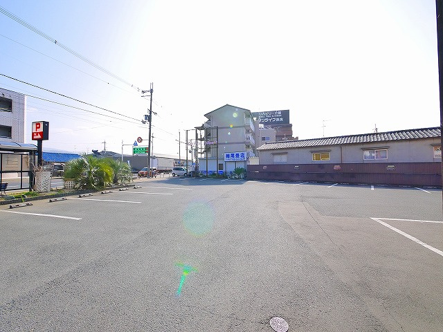 南肘塚町平屋店舗の駐車場