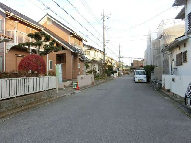 八千代市大和田新田　中古戸建　４ＬＤＫ＋納戸　全居室南向き　の前面道路含む現地写真|前面道路含む現地写真です　南道路６.５ｍ