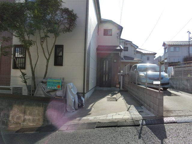 習志野市東習志野８丁目　中古戸建　平成２１年築・平成２９年外壁塗装リフォーム済の外観|カースペースあります。
