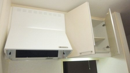 アンソレイユのキッチン|キッチン上部に収納あります