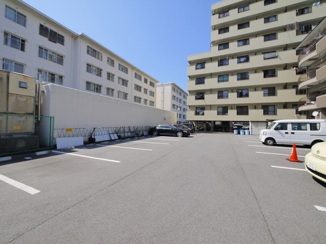 タダスビルの駐車場|車をお持ちの方に嬉しい駐車場付きの物件です