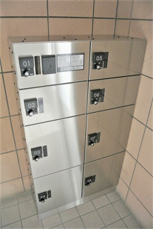 【エントランス】 | 共用エントランスには宅配BOXがあるので荷物の受け取りもスムーズに♪再配達の手間がかからないのが魅力です☆