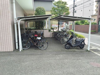 【その他共用部分】 | 屋根付きの駐輪場があるので雨が降っても安心です☆自転車があれば通勤・通学、お買い物にも便利です！