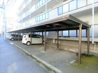【駐車場】 | いつでも目の届く敷地内に屋根付き駐車場があります♪荷物がかさばりがちなお買物にも、敷地内駐車場があると便利ですよね☆
