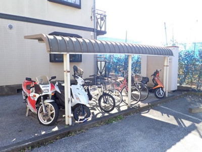 【その他共用部分】 | グリーンハイツC | 屋根付きの駐輪場で雨が降っても大切な自転車が濡れなくてすみますね♪自転車はちょっとした移動手段に便利ですよね！