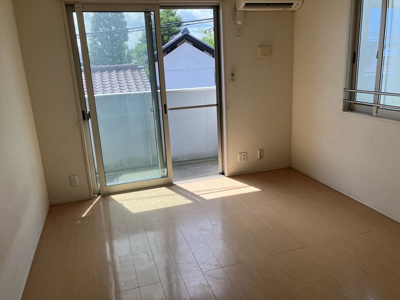 【洋室】 | Mutti/ムッティ | 西向き洋室7.9帖☆バルコニーに繋がる角部屋二面採光のお部屋です♪エアコン付きで1年中快適に過ごせますね☆室内物干しも付いています◎