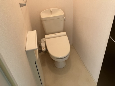 【トイレ】 | Mutti/ムッティ | トイレは温水洗浄便座付き♪人気のバストイレ別です♪小物を置ける便利な棚やタオルハンガーも付いています！