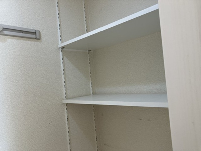 【収納】 | Mutti/ムッティ | 洋室7.9帖のお部屋にあるワンステップクローゼットです！収納したい物のサイズに合わせて棚板などを自由に動かせます☆