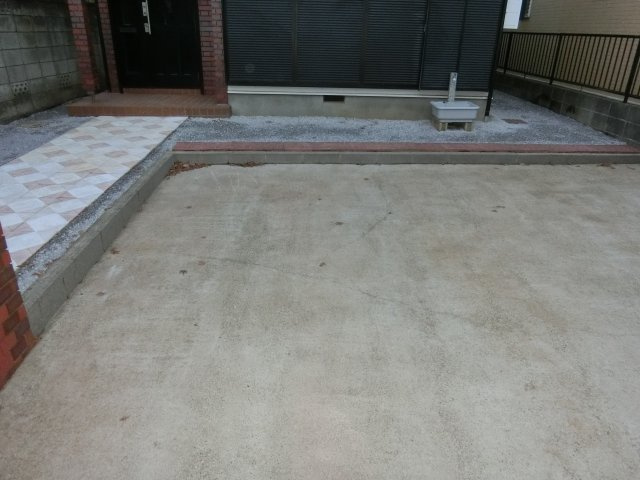 習志野市本大久保２丁目　中古戸建　南西側道路で陽当り良好の駐車場|カースペース２台あります