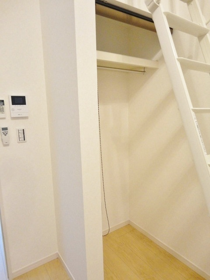 【収納】 | プラナス戸手 | 洋室5.5帖のお部屋にあるオープンクローゼットです♪お気に入りのお洋服もすっきり収納できます☆ロールカーテン付きなので使わない時は目隠しできます♪