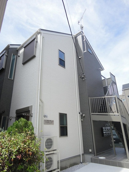 【外観】 | プラナス戸手 | 複数沿線利用可能な「川崎」駅まで徒歩圏内！お買い物やお出かけに便利な立地の2階建てアパートです♪