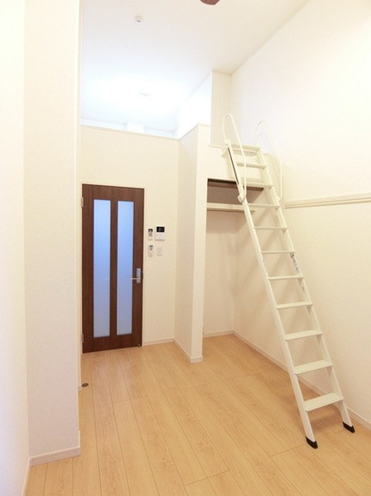 【寝室】 | プラナス戸手 | 南東向き洋室5.5帖☆ロフトスペース・オープンクローゼットのあるお部屋です！荷物をたっぷり収納できてお部屋すっきり片付きます☆